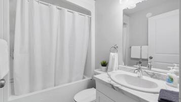 Serviettes fournies, savon, shampooing, papier de toilette