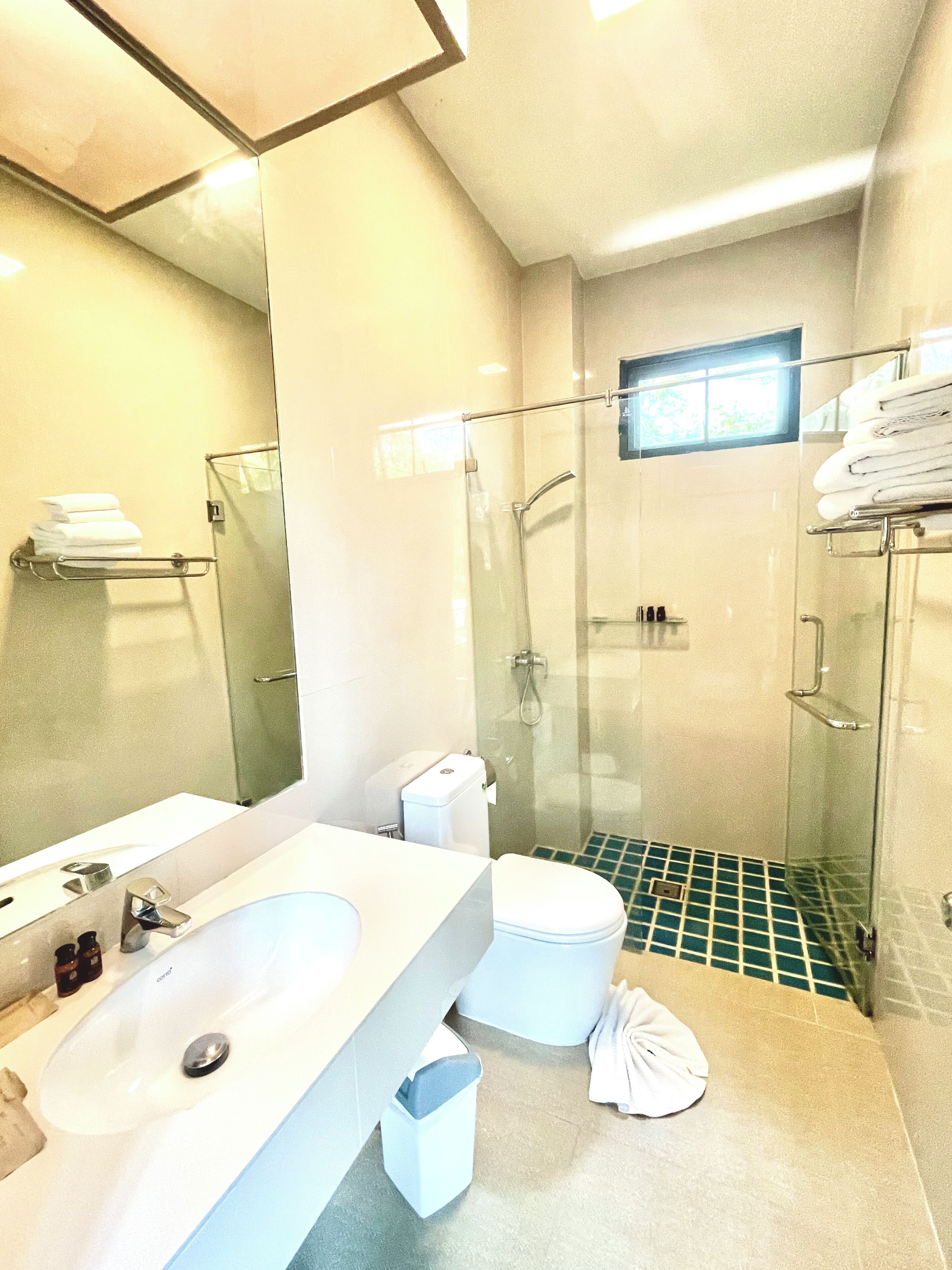 Deluxe Room, Park View | Bathroom | Shower, hair dryer, slippers, towels