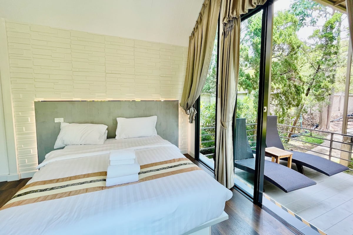 Room, 1 Queen Bed | 1 bedroom, free minibar, desk, free WiFi