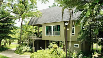 Nhà, nhiều giường | Minibar với thức uống miễn phí, bàn