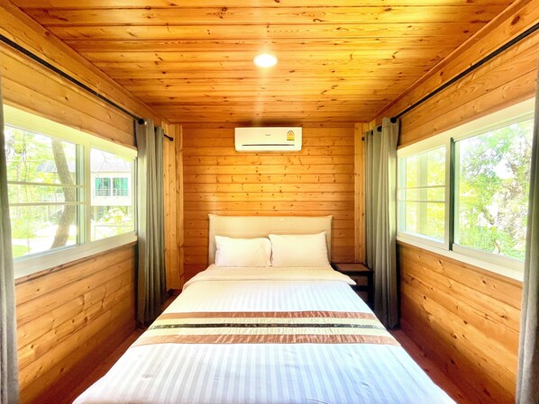 Room, 1 Queen Bed | 1 bedroom, free minibar, desk, free WiFi
