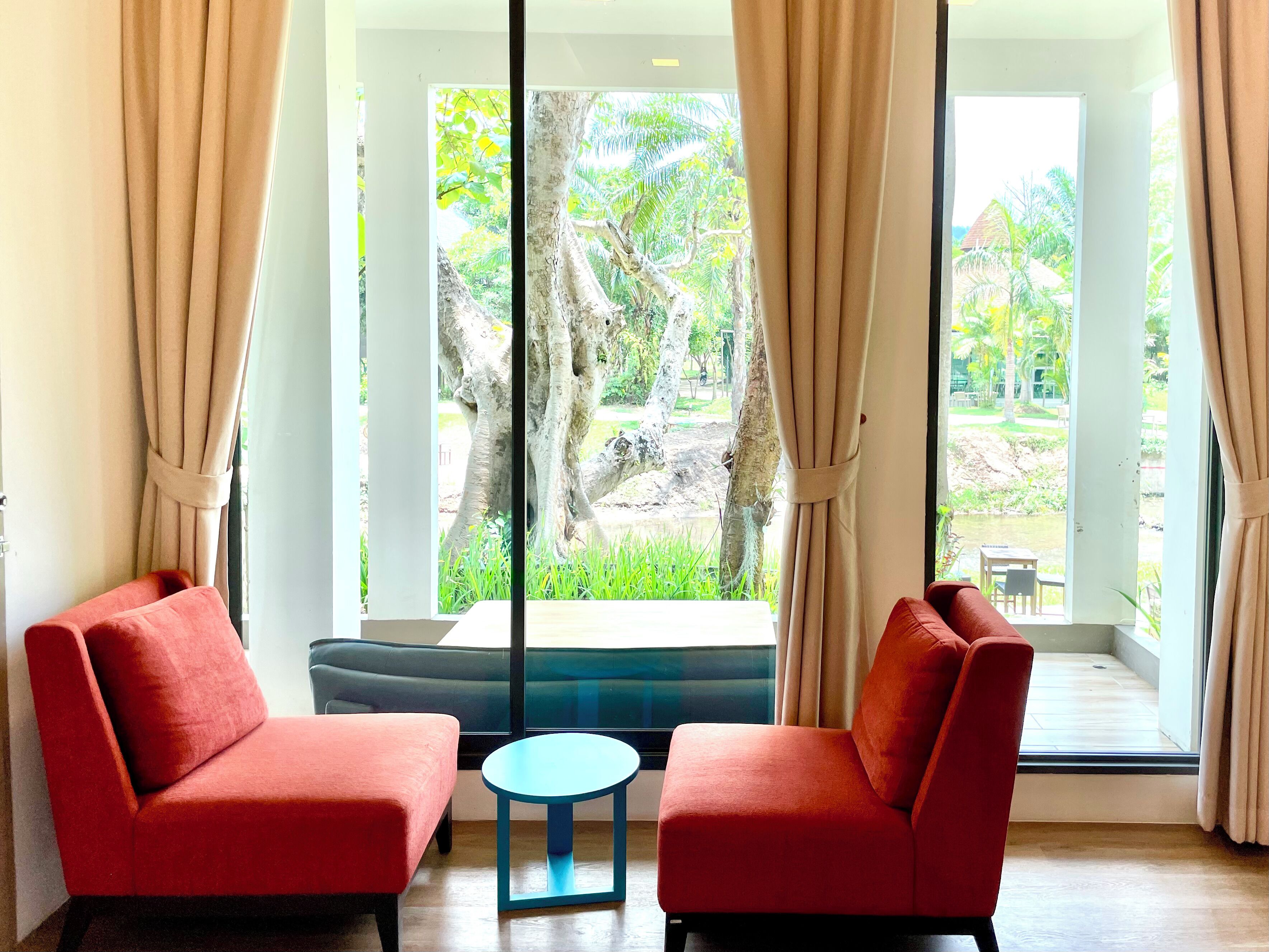 Phòng Deluxe | Minibar với thức uống miễn phí, bàn 