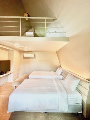Kamer, 3 eenpersoonsbedden | Een gratis minibar, een bureau, gratis wifi, beddengoed