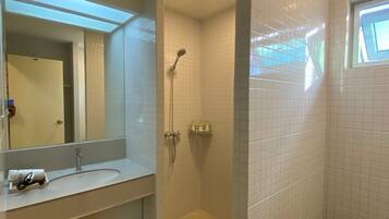 Ein Badezimmer mit Dusche, Waschbecken und Toilette.