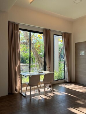 Deluxe Room, Park View | 1 bedroom, free minibar, desk, free WiFi