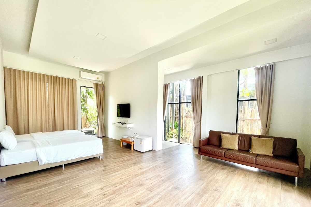 Deluxe Room, Park View | 1 bedroom, free minibar, desk, free WiFi