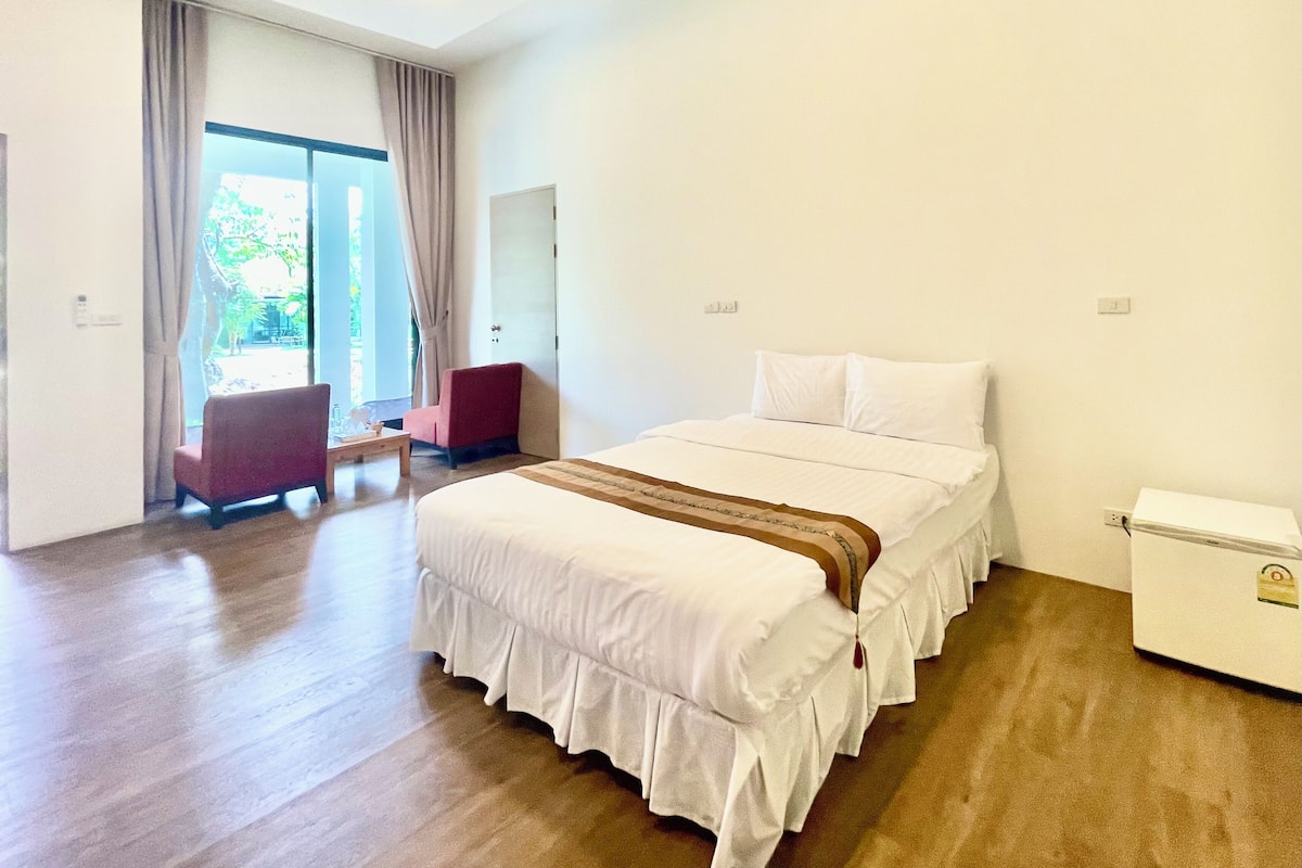 Deluxe Room | 1 bedroom, free minibar, desk, free WiFi