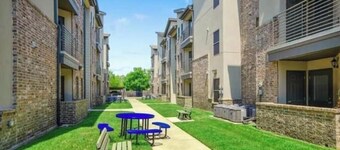 Downtown1BedroomAptW/ GameRoomNoCleaningFee-3 Beds