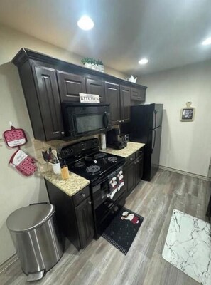 Microondas, horno, placa de cocina y lavavajillas