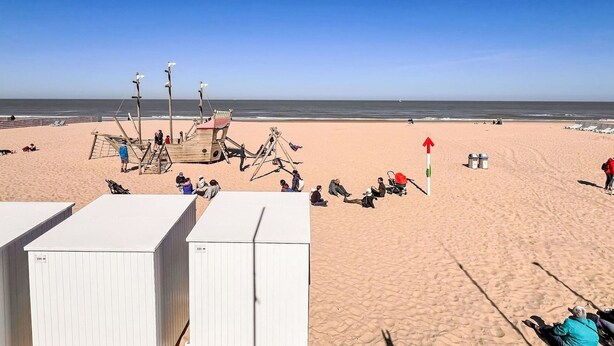 A beach with a wooden structure, possibly a lifeguard station, and a clear view of the ocean. - Lovely apartment for 4 guests with pool, WIFI, TV and balcony (De Haan)