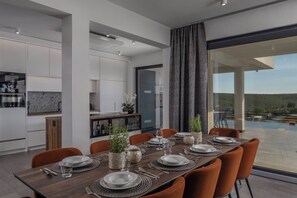Villa - 3 soveværelser - handicapvenligt - privat pool | Spisestue
