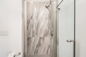 Een douche, een haardroger, handdoeken, shampoo