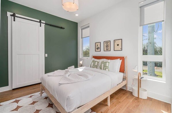 3 habitaciones, tabla de planchar con plancha y cuna de viaje 