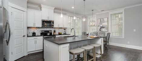 Refrigerador, microondas, horno, placa de cocina