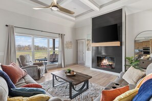 Smart TV y chimenea 