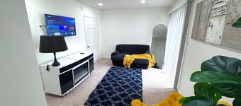Cozy Private Suite Gated Entry, Driveway Parking & Quiet Stay