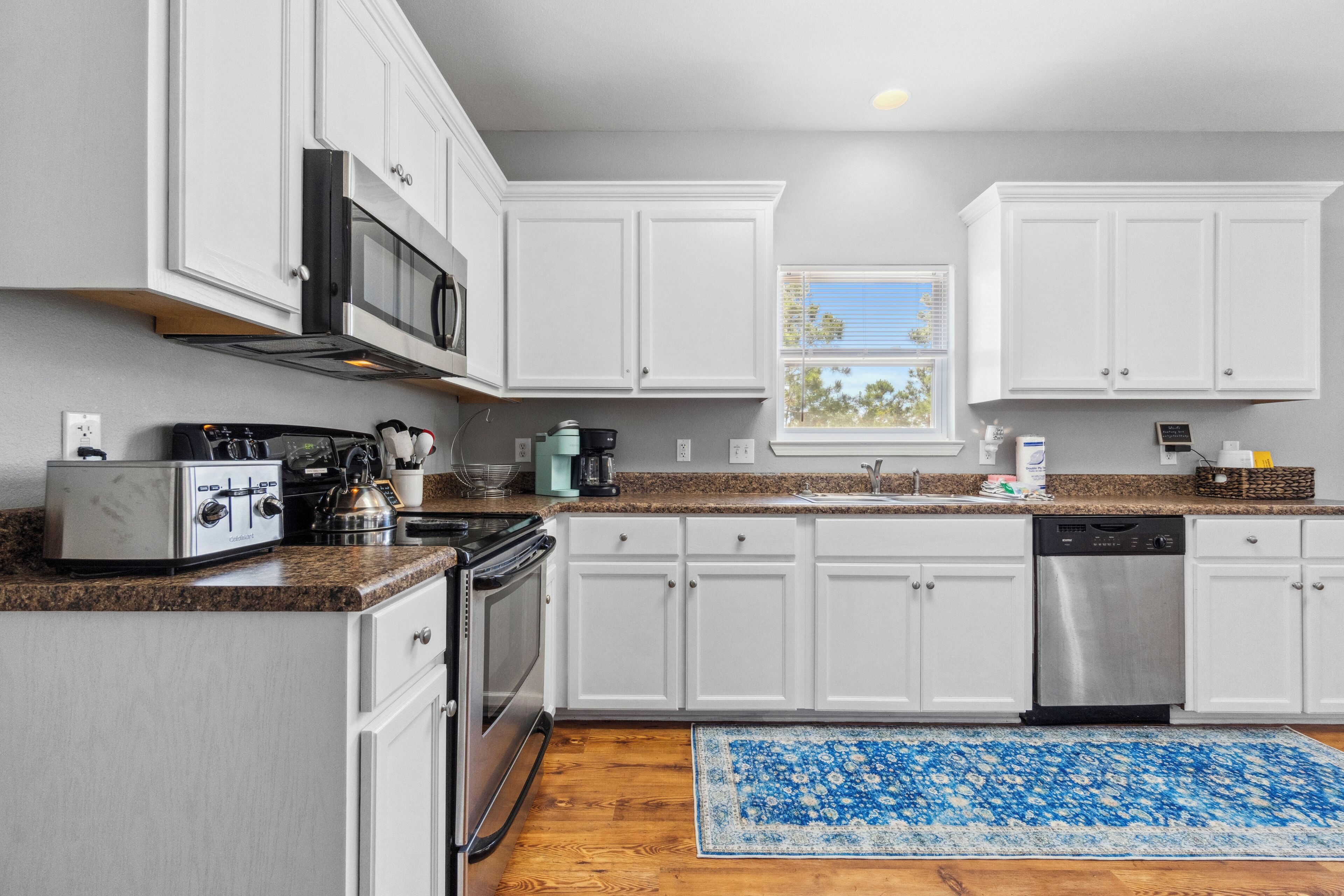 Een microgolfoven, een oven, een kookplaat, een vaatwasser