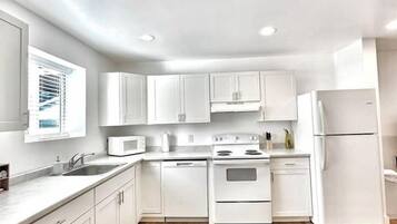 Køleskab, mikrobølgeovn, ovn, kogeplade