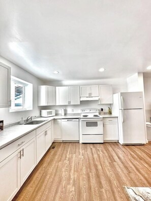 Een koelkast, een microgolfoven, een oven, een kookplaat