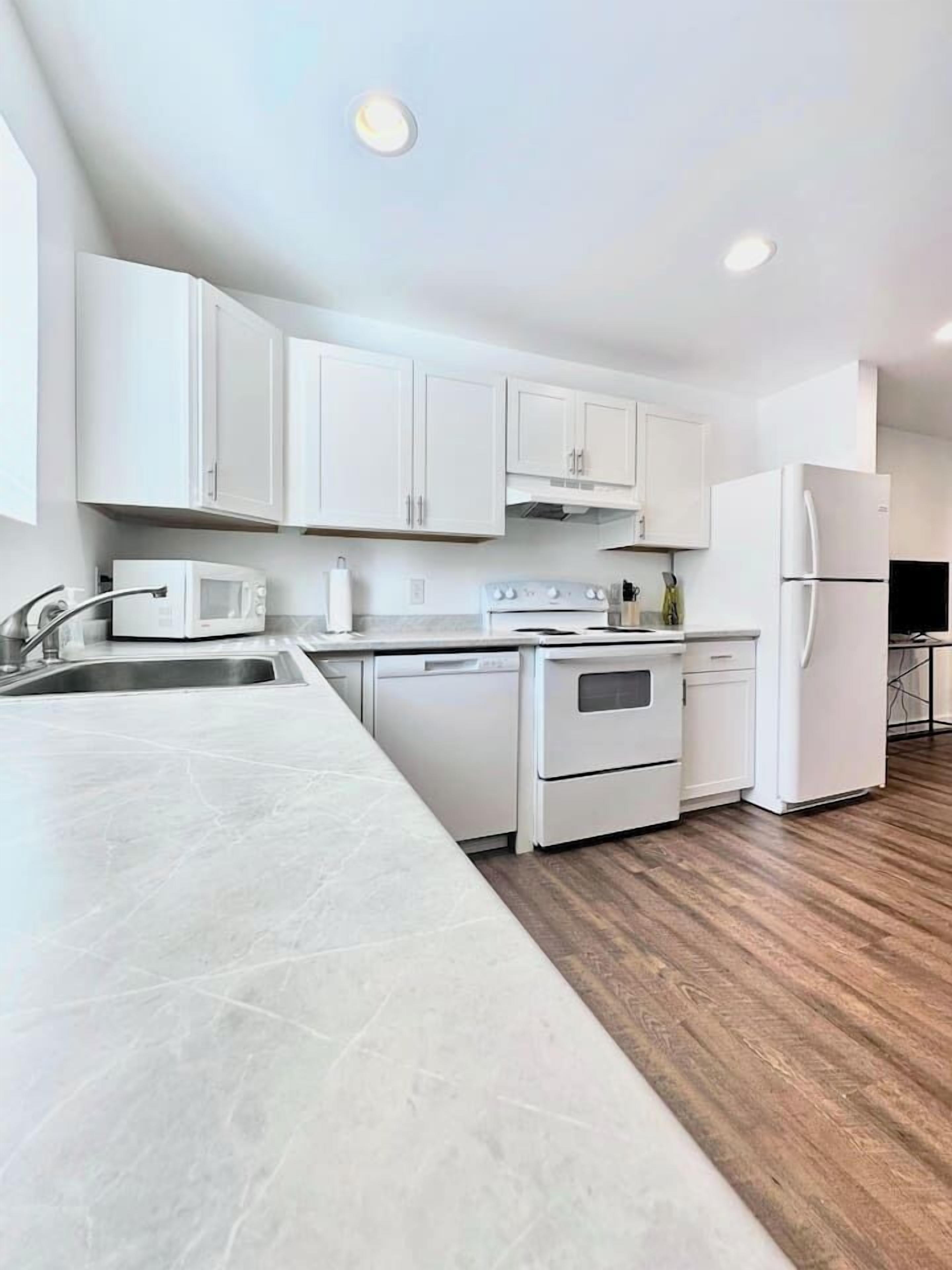 Refrigerador, microondas, horno y parrilla de estufa 