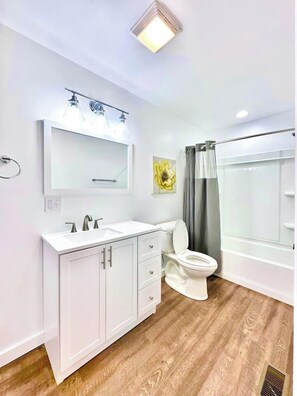 Een douche, een haardroger, handdoeken