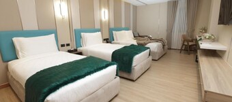 Charming 70 bedroom hotel with AC, WiFi in beautiful Angeles