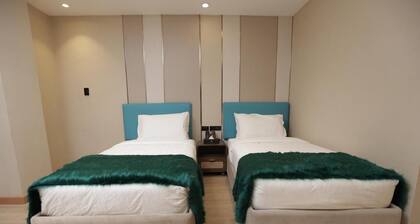 Charming 70 bedroom hotel with AC, WiFi in beautiful Angeles