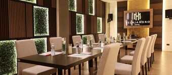 Charming 70 bedroom hotel with AC, WiFi in beautiful Angeles