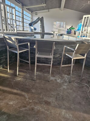 Piscine intérieure, piscine extérieure