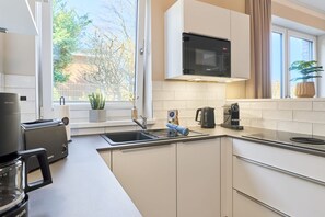 Refrigerador, microondas, horno, placa de cocina