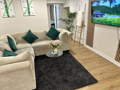 "Modern & Bright 2BR Retreat in Pickering – 12 mins from Waterfront!"