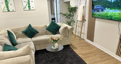 "Modern & Bright 2BR Retreat in Pickering – 12 mins from Waterfront!"