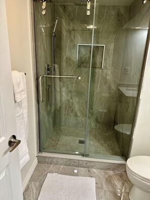 Dusche, Handtücher, Seife, Toilettenpapier
