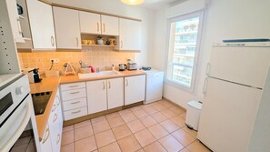 Kühlschrank, Mikrowelle, Ofen, Geschirrspüler