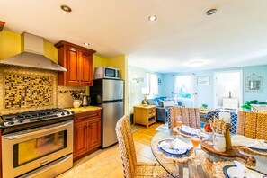 Fridge, microwave, oven, stovetop - 3-bedroom house by the Swan River Dennis with AC, WiFi (Dennis)
