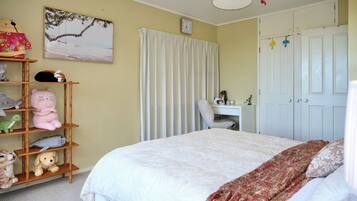 3 habitaciones, caja de seguridad en la habitación y escritorio