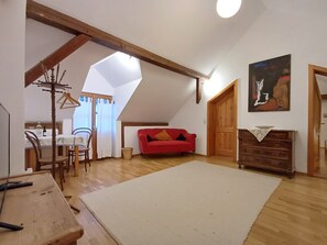 Phòng Suite Deluxe, ban công, quang cảnh sân vườn | Truy cập Internet không dây miễn phí 