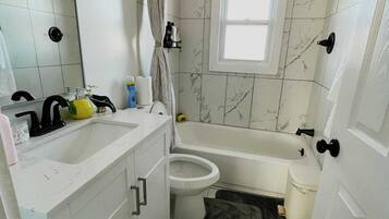 Haartrockner, Handtücher, Seife, Toilettenpapier