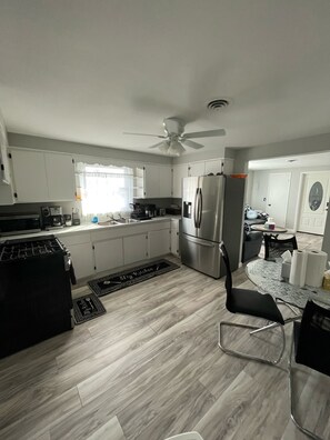 Micro-ondes, four, plaque de cuisson