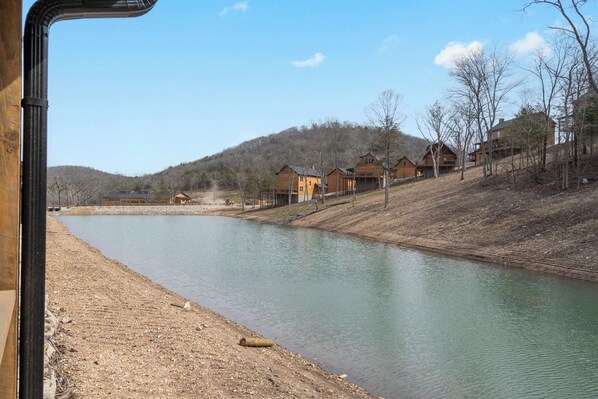 Un río con casas en la orilla opuesta.