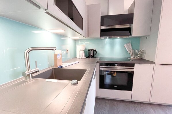 Fridge, oven, stovetop, dishwasher