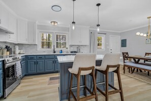 Een kookplaat, een eettafel