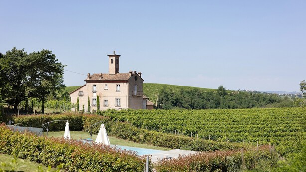 A large building with a tower, surrounded by a vineyard and a swimming pool area. - Villa 'Ca' D'Ros Pool and Sauna' with Mountain View, Private Pool and Wi-Fi (Fontanile)