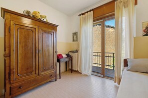 5 bedrooms, iron/ironing board, free WiFi, bed sheets