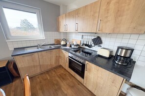 Fridge, oven, stovetop, dishwasher