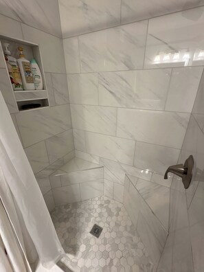 Secadora de cabello, toallas, jabón, papel de baño 