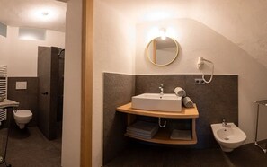 Douche, séchoir à cheveux, serviettes fournies