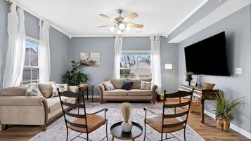 Smart-tv, bordtennisbord, bøger