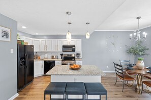 Fridge, microwave, oven, stovetop - Romantic Game Night | King Suite | Firepit | Patio (Georgetown)