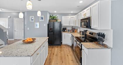 Romantic Game Night | King Suite | Firepit | Patio